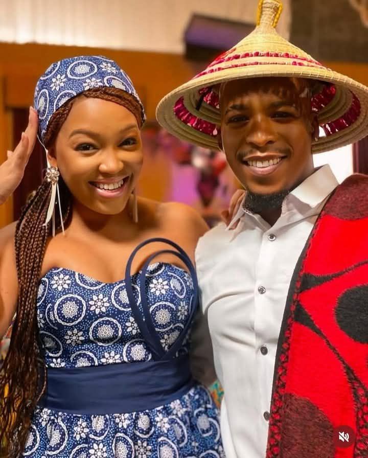 Baze babahle Mamiki and Leroy

Kuhlangene onondaba 

Mina ngthanda uLeroy
Wena u…